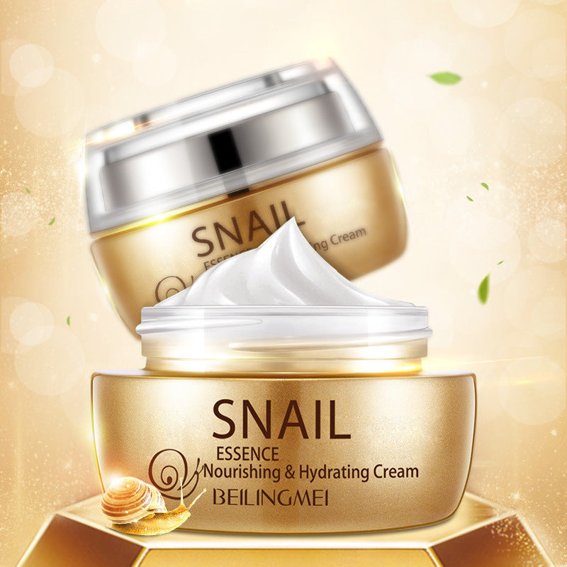  Offenes Glas der BEILINGMEI Snail Essence Nourishing & Hydrating Cream mit strahlendem Hintergrund