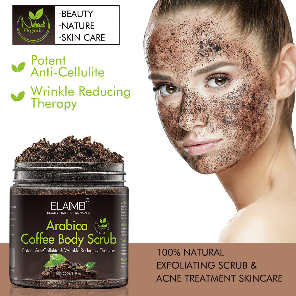 Frau mit Arabica Coffee Body Scrub im Gesicht, bewirbt Anti-Cellulite und Faltenreduzierung.